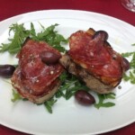 Bruschetta z salami i oliwkami