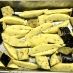 pokrojone ziemniaki i bakłażany znajdują się w naczyniu żaroodpornym