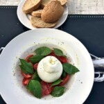 Burrata z pomidorami i bazylią