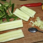 obrany i pokrojony wzdłuż na kawałki świeży ogórek