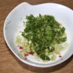 Dip jogurtowy z kolendrą ogórkiem i chilli