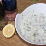 Dip jogurtowy z kolendrą ogórkiem i chilli