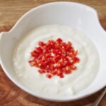 w misce znajduje się gęsty jogurt grecki i drobno posiekana chilli
