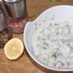 dip jogurtowy z kolendrą w misce