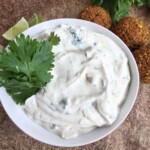dip jogurtowy z tahini w miseczce