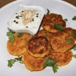 kotleciki z marchewki na talerzu podane razem z dipem jogurtowym z tuńczykiem