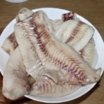 kawałki fileta z dorsza na talerzu