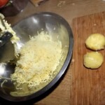 obrane i ugotowane ziemniaki są przeciskane przez praskę