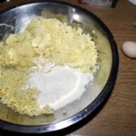 w dużej misce znajduje się ciasto na Gnocchi włoskie kluski