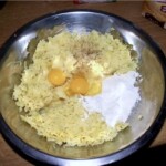 w dużej misce znajduje się ciasto na Gnocchi włoskie kluski