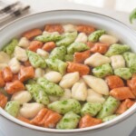 gnocchi kluski włoskie gotują się w dużym garnku w wodzie