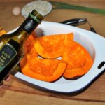 obecna i pokrojona na cztery kawałki dynia w naczyniu żaroodpornym