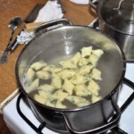 Gnocchi z dorszem pieczonym gotują się w garnku