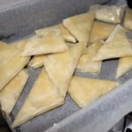 Greckie pierogi z serem feta tiropitakia przed pieczeniem