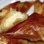 Greckie pierogi z serem feta tiropitakia