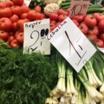 świeża cebula dymka na straganie