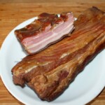 boczek surowy wędzony w kawałki na talerzu