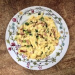 Jajecznica na boczku wędzonym z dymką