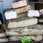 słonina wędzona na straganie