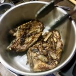 na patelni smażą się dwa kotlety z karczku z cebulą