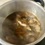 w garnku duszą się dwa kotlety z karczku z cebulą