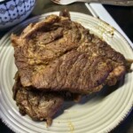 dwa kotlety z karczku uduszone leżą na talerzu