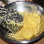 w misce metalowej znajdują się starte surowe ziemniaki na placki ziemniaczane