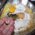 gałka muszkatołowa w dłoni