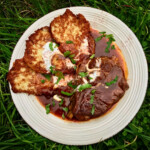 Karkówka z plackami ziemniaczanymi w sosie paprykowym