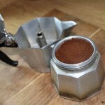 kawa mielona w kawiarce gotowa do zaparzenia