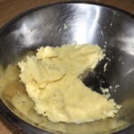 zmiażdżone ziemniaki leżą w misce