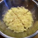 w misce znajdują się podzielone na cztery części ugotowane i przepuszczone przez praskę ziemniaki na kluski śląskie