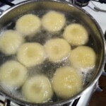 Szare kluski śląskie inaczej tarte lub kudłate gotują się w dużym garnku