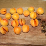 świeże morele wypestkowane leżą na desce kuchennej