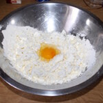 w misce znajduje się twaróg z jajkiem do przygotowani knedli z morelami