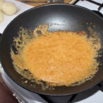 w woku smaży się bułka tarta z masłem do polania knedli z morelami