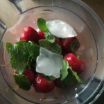 w czaszy blendera znajdują się świeże truskawki, kawałki lodu i świeża mięta