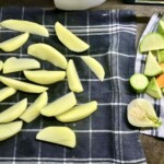 obrane i pokrojone w ćwiartki ziemniaki leżą na ścierce kuchennej