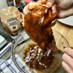 duży kotlet schabowy marynowany jest w marynacie o smaku wędzonki