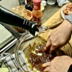 w misce znajduje się marynata o smaku wędzonki