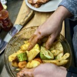 pokrojone w kostkę warzywa marynowane są w misce