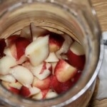 w dzbanku znajdują się pokrojone drobno brzoskwinie