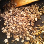 drobno siekane pieczarki smażą się na patelni
