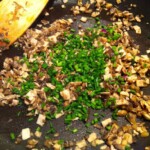 drobno smażone pieczarki smażą się na patelni