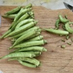 świeża okra na desce kuchennej