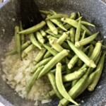 świeża okra na patelni z siekaną drobno cebulą