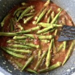 Okra w pomidorach dusi się na patelni