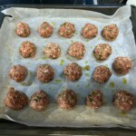 klopsiki wieprzowe surowe przygotowane na blasze z piekarnika do pieczenia