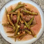 Okra w pomidorach z klopsikami