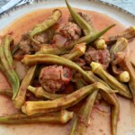 Okra w pomidorach z klopsikami